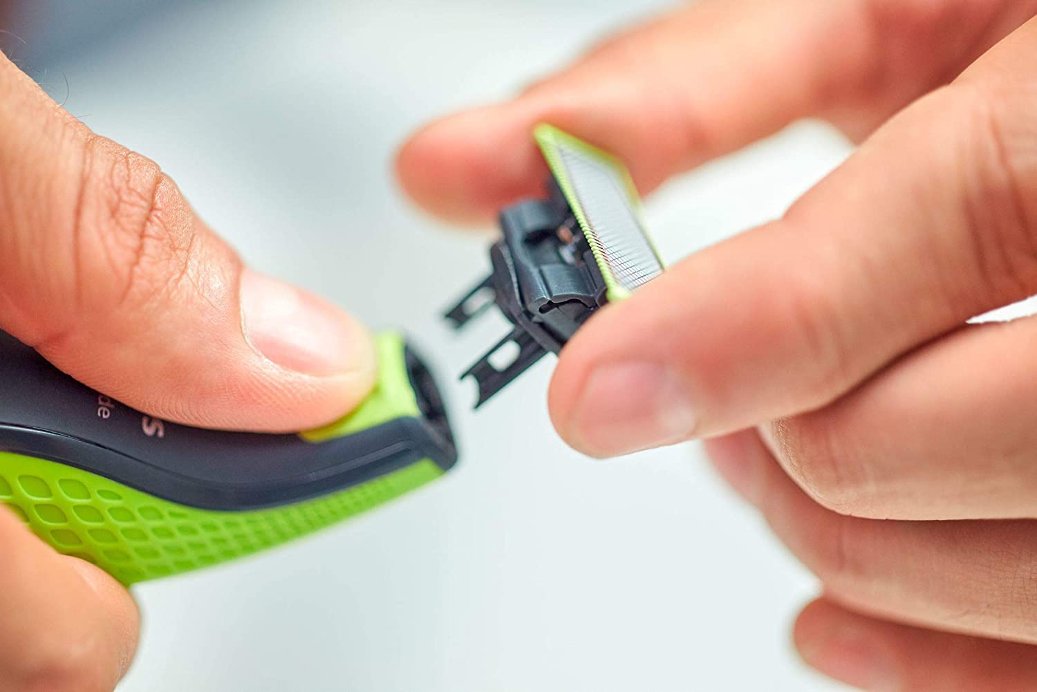 Philips OneBlade - Rasoio Elettrico Verde per Uomini con 3 Pettini e Tecnologia OneBlade, Testina Flessibile, Batteria Ni-MH Ricaricabile