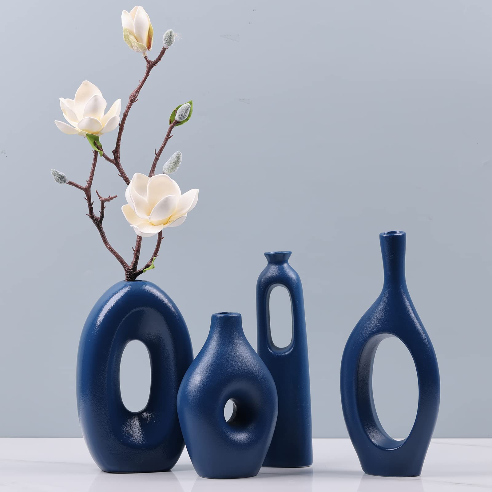 Nordic Blue Round Vase Set,4 Blaue Keramik Ovale Donut Vase, Minimalistische Moderne Wohnkultur, Matte Blue Dekorative Vase für Home Decor Büro Einweihungsgeschenk Wohnzimmer Esstisch Pampasgras Dekor
