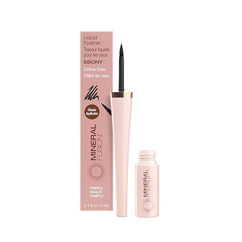 Mineral Fusión Liquid Eyeliner Ebany 1 1