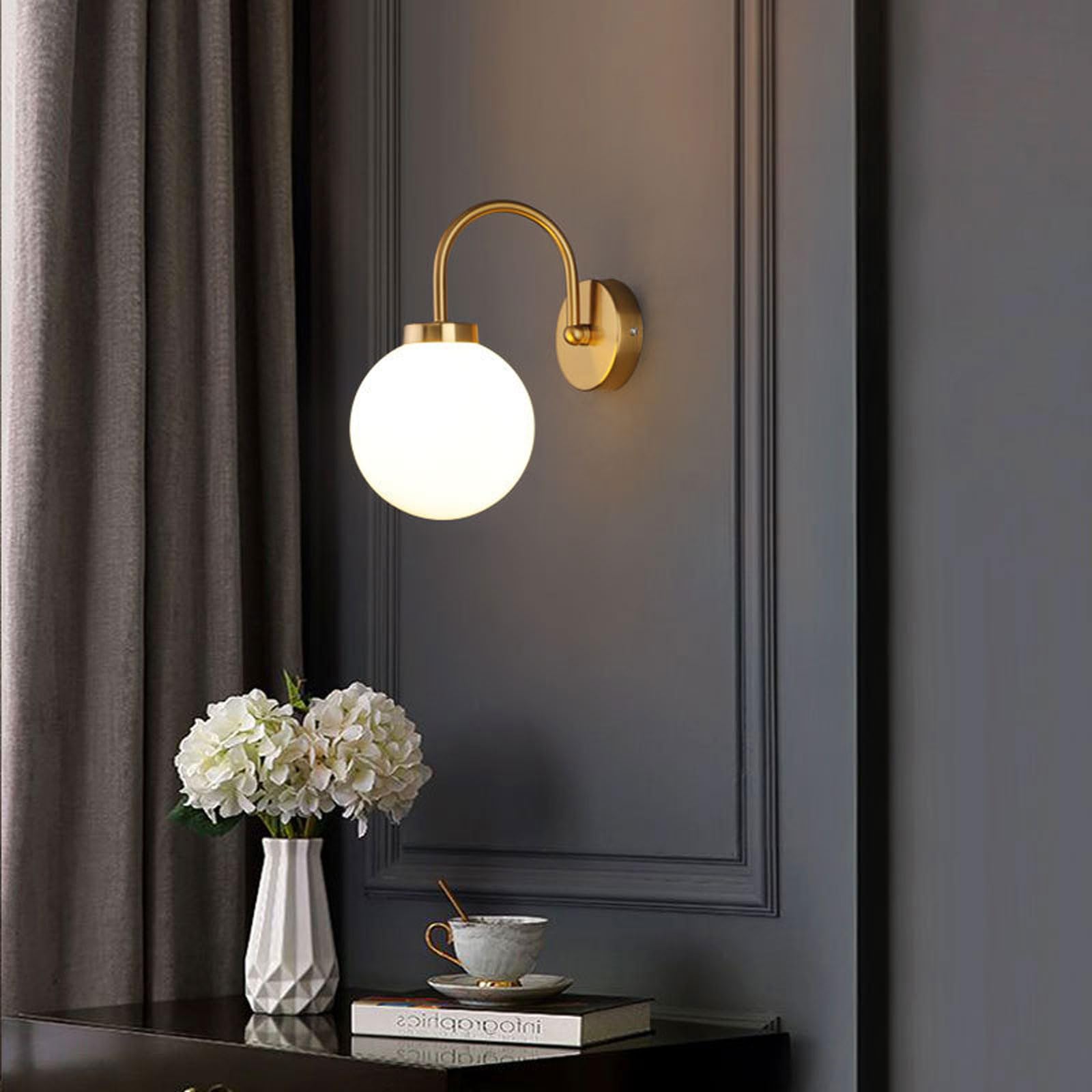 Lampada da parete a sfera di vetro bianco lucido, 150 mm, sfera di vetro bianco con base dorata, lampada da parete in stile medievale per comodino (oro)