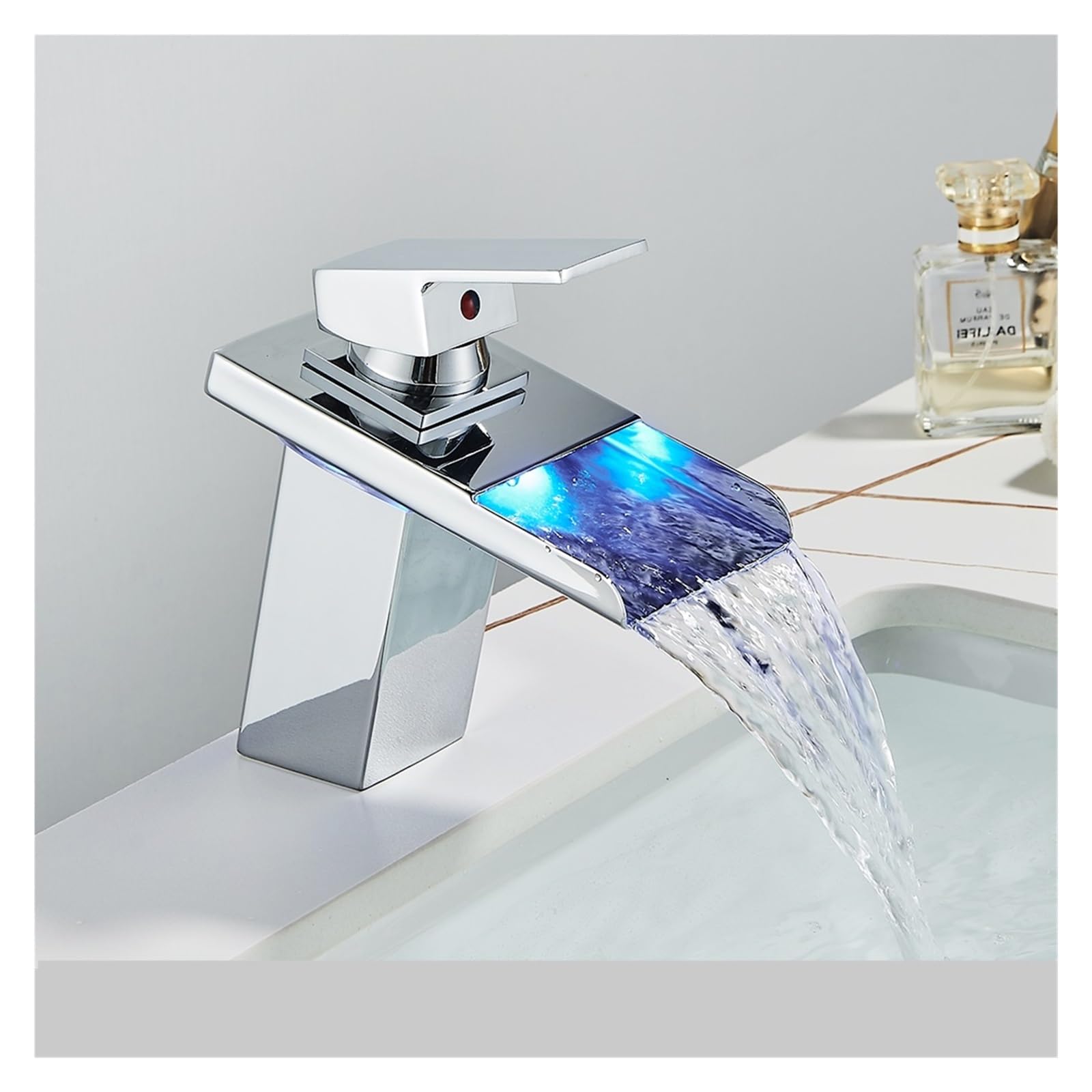 Robinet cascade LED en chrome brillant pour un design de salle de bain moderne