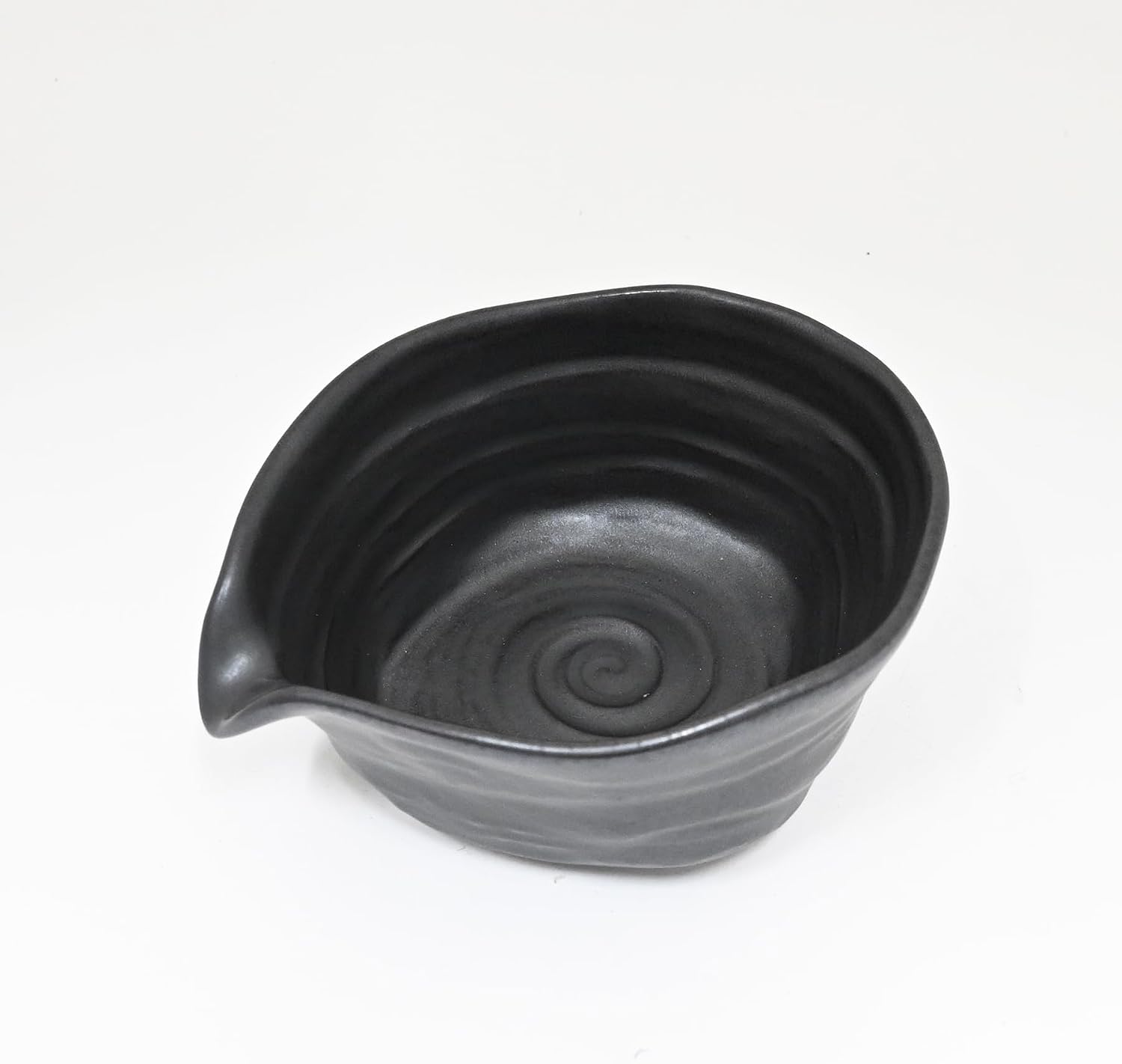 Urban Tokyo Meisen Pottery Handmade Ceramic Matcha Bowl with Pouring Spout, Japanese Minoyaki Pottery, Tea Ceremony Whisking, 18oz, Made in Japan (Kuro Matto (Matte Black))