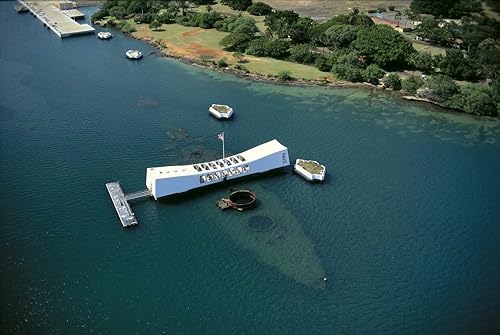 Posterazzi Hawaii Oahu Pearl Harbor Arizona Memorial Vista aérea con barco visible debajo A42A, impresión de póster (8 x 10)