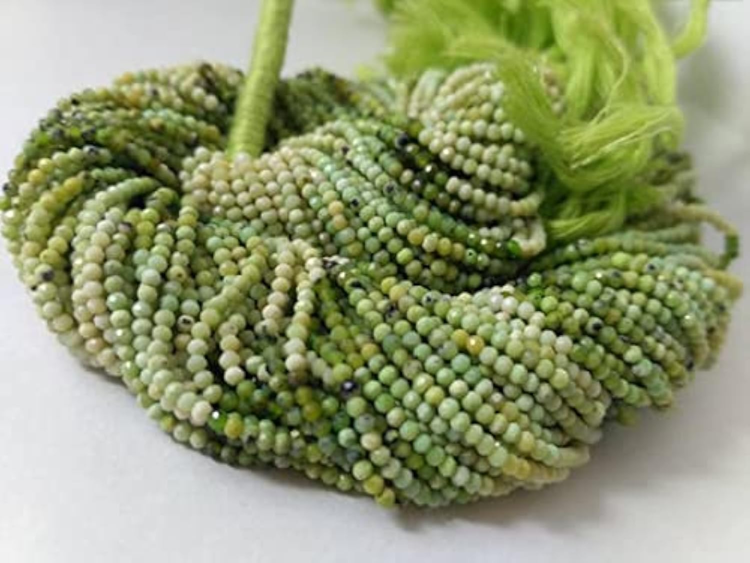 Perles opale verte pour créer un bracelet bohème chic cet été