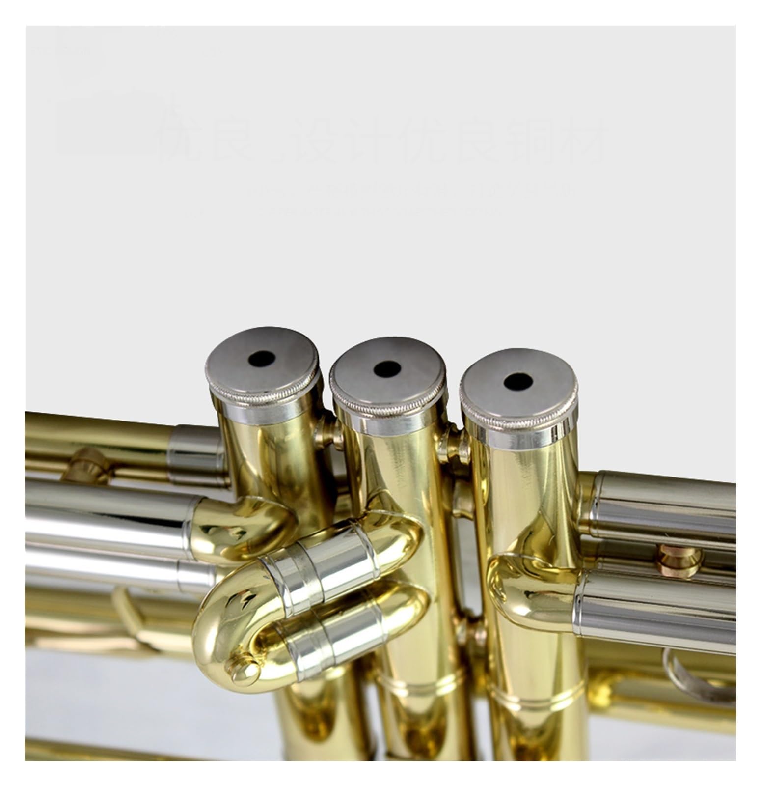 trąbka instrument Profesjonalny student trąbki B grający na ogólnym instrumencie dętym blaszanym dla początkujących