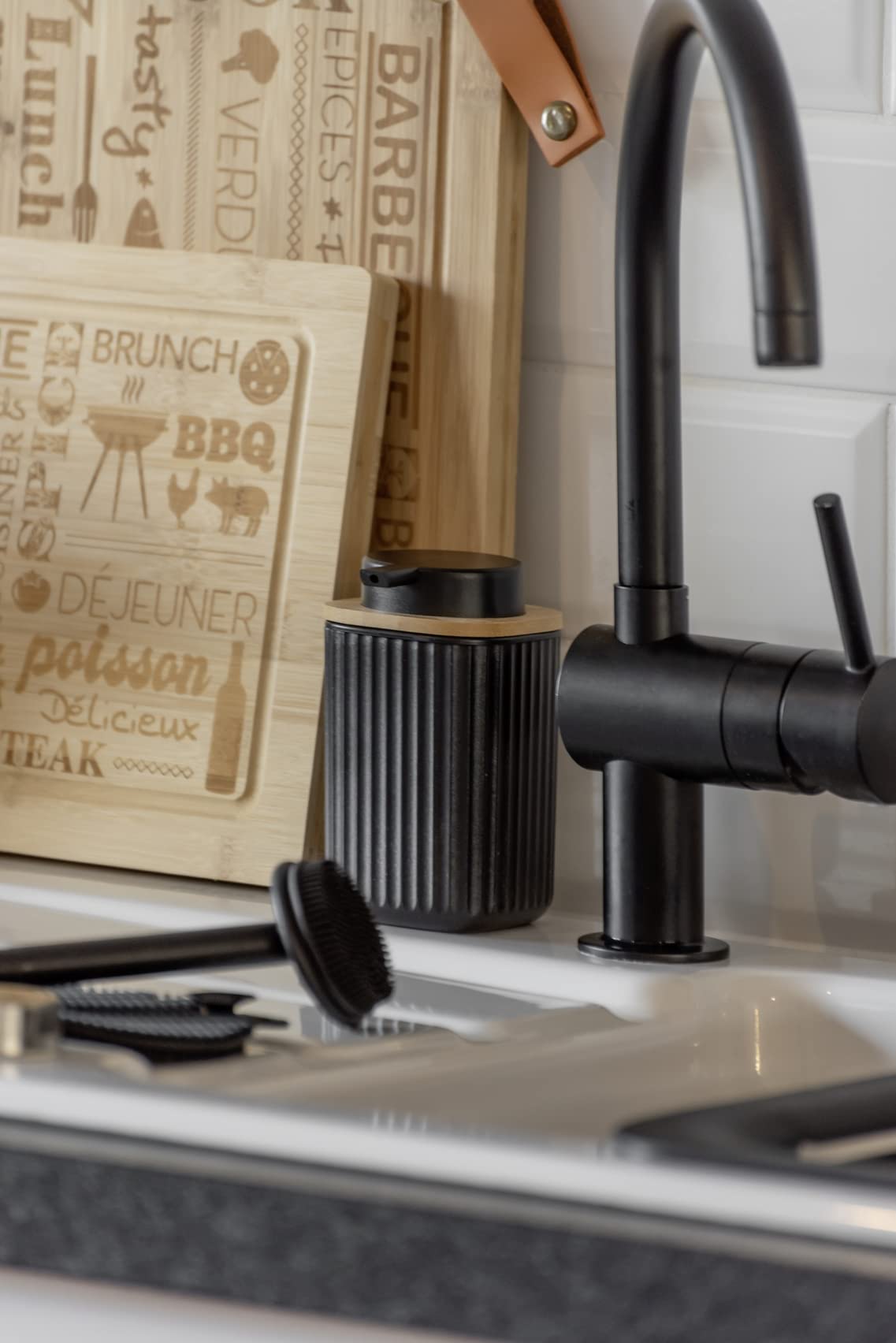 WENKO Dispensador de jabón Rotello, dosificador recargable con capacidad de 250 ml, en plástico de calidad óptima y detalles de bambú, apto para lavavajillas, 8,9 x 12,7 x 7,5 cm, negro/natural