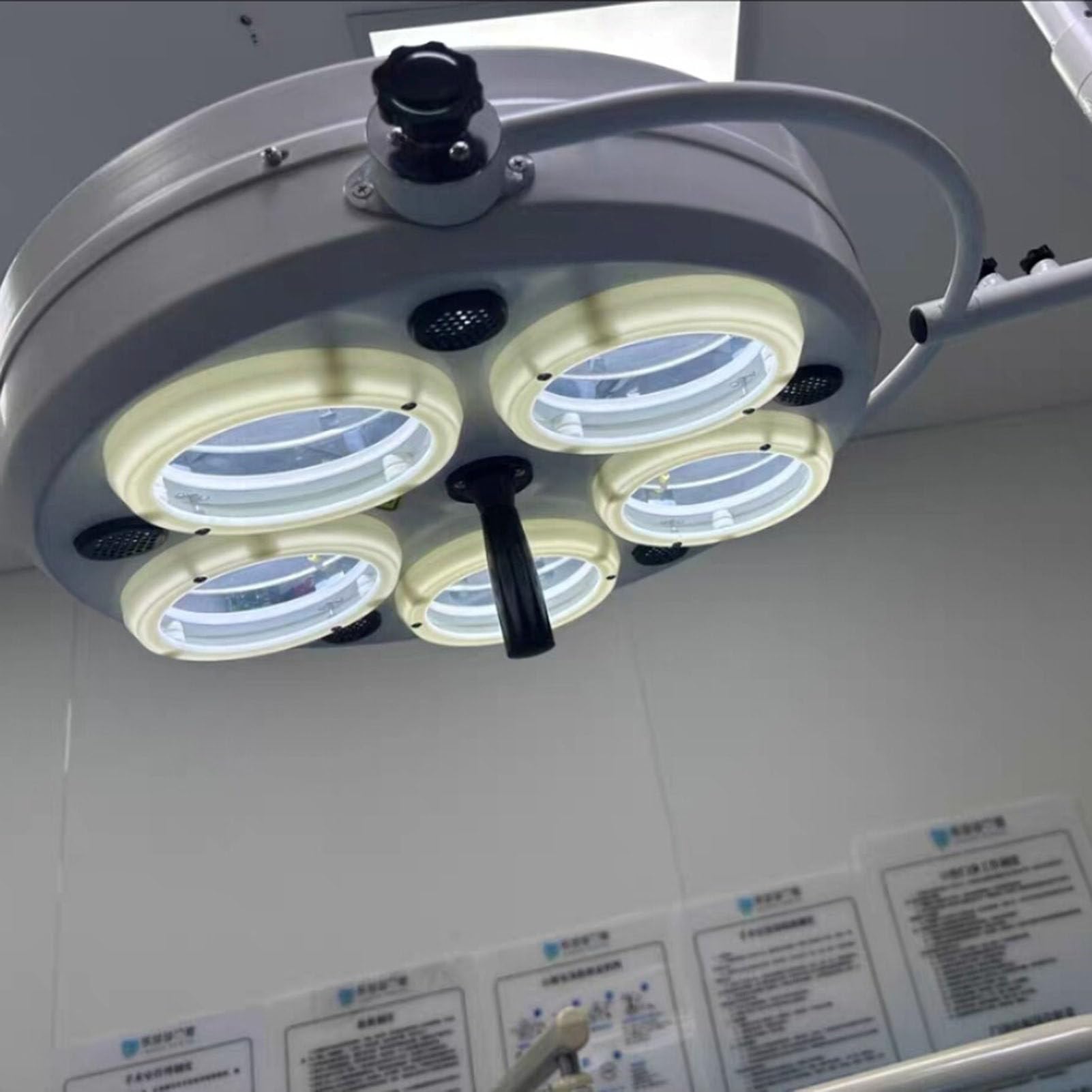 Profesjonalna sufitowa lampa zabiegowa LED – bezcieniowe oświetlenie medyczne i operacyjne; natężenie 100 000 luksów, regulowana jasność; do zabiegów stomatologicznych