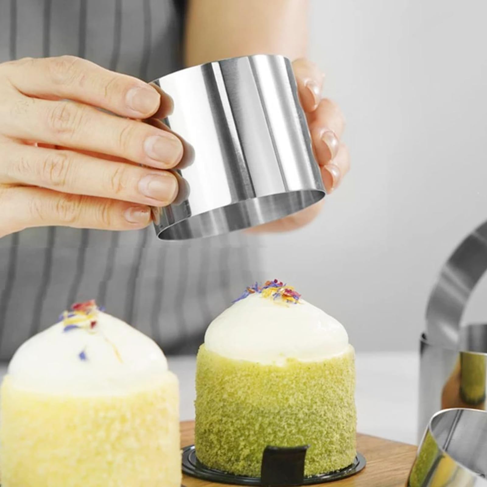 SEUNMUK 10 anelli rotondi per torte in acciaio inox, 7,5 x 5,5 cm, con pressa per alimenti e spatola, per crumpet, cheesecake, pasticceria, dessert, cucinare uova