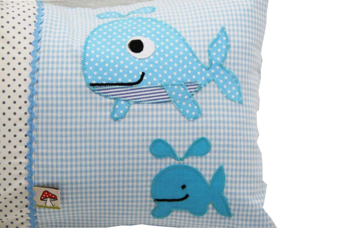 Glückspilz Namenskissen Babykissen I Wal Fisch I Blau I mit Namen personalisiert I Geschenk zu Geburt, Taufe oder Geburtstag I Verschiedene Größen (40 x 60 cm)