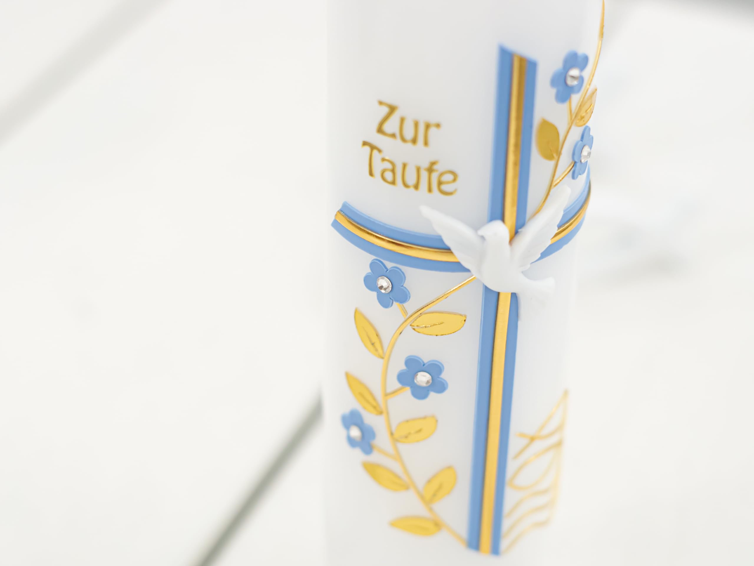 Taufkerze Lorenzo personalisiert mit Name und Datum, individuell und mit Echtwachs handverziert für Junge und Mädchen