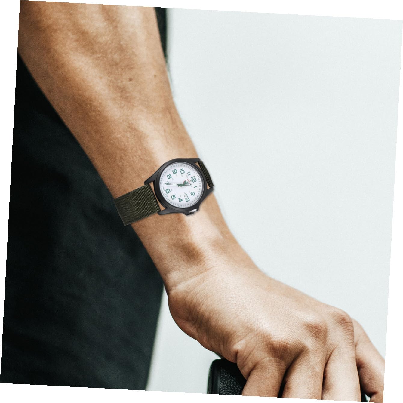 LIFKOME Abschluss Geschenk Stilvolle Herrenarmbanduhr mit Kalender und Grünem Nylonarmband Modische Quarzuhr für Sportliche Männer und Militärischen Look