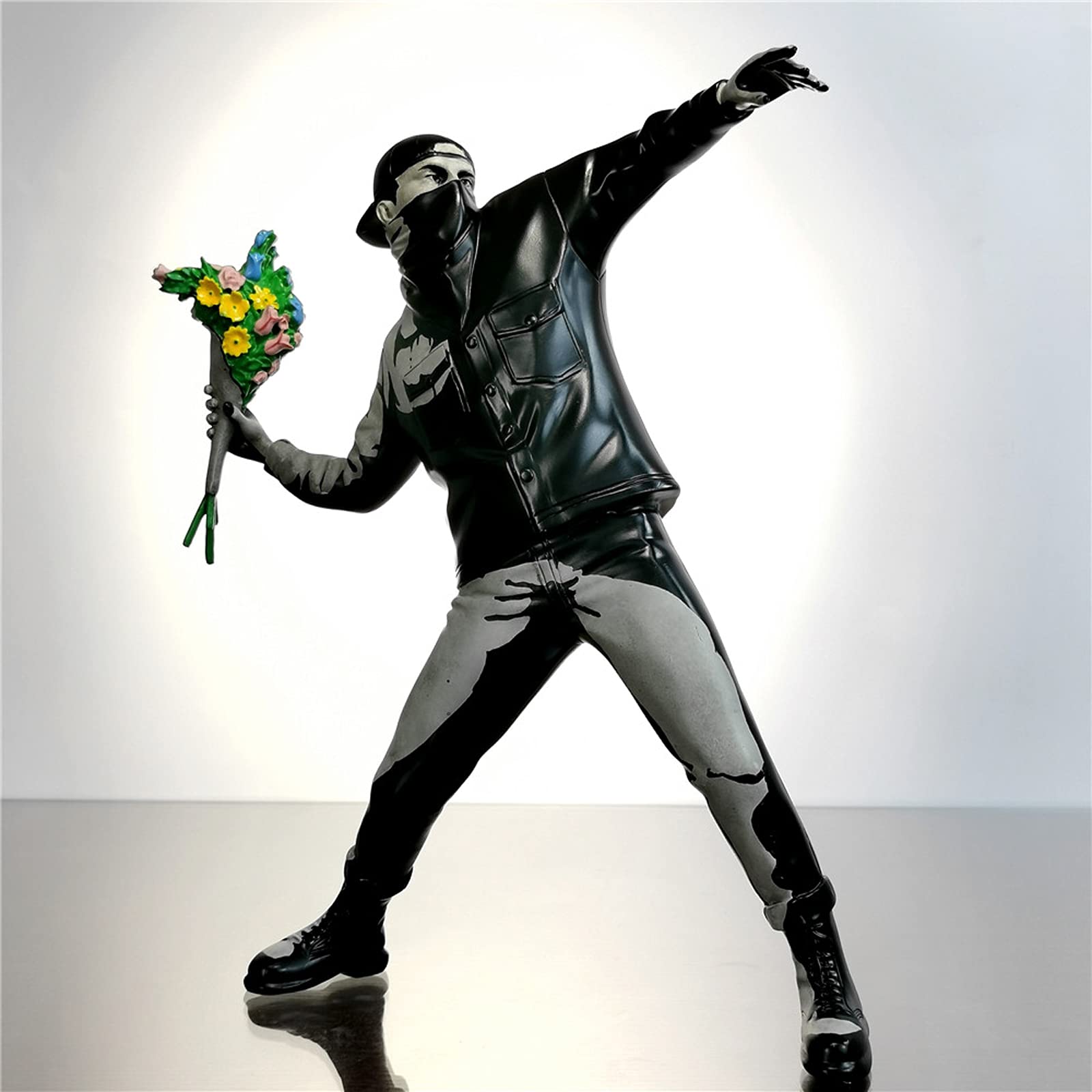 LGYKUMEG Modern Kunst Banksy Statue Harz skulptur Flower Bomber Figur England Street Kunst Skulpturen & Statuen SammelKunst Benutzt für Heimbüro Wohnzimmer Dekorationen Geschenk,Black and Gray