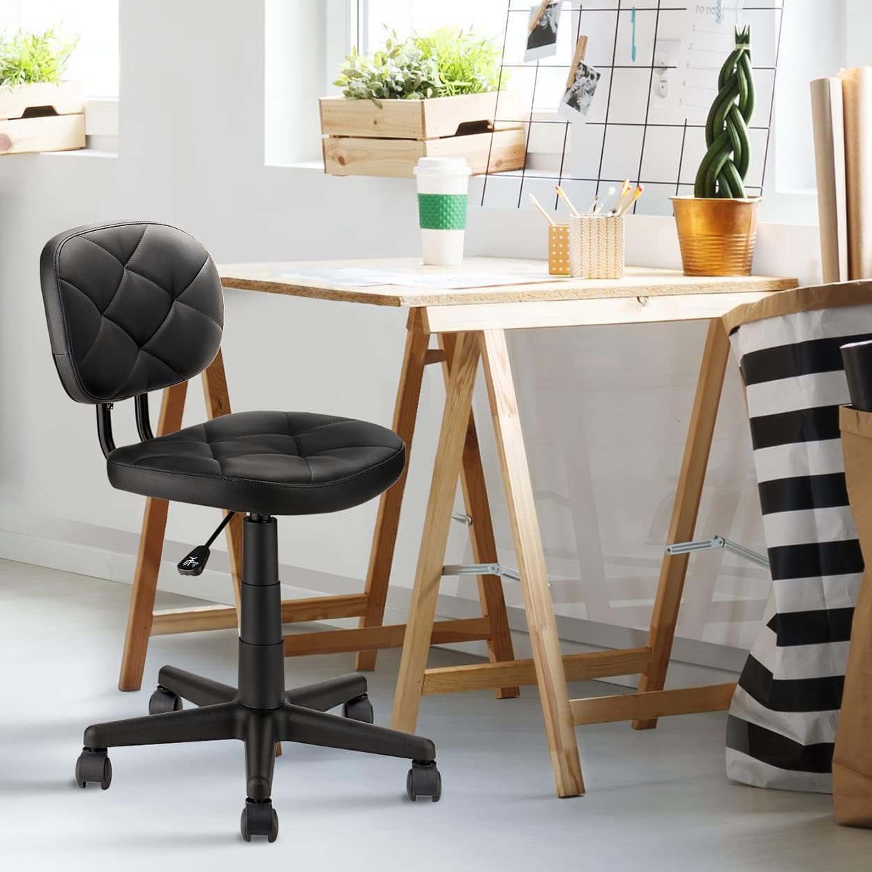 Klasika Drehhocker mit Hochwertigem PU-Kunstleder Rückenlehne 360° Drehbar und Höhenverstellbar Ergonomischer Multifunktionaler Arbeits Hocker Bequem für Salon Spa Garage Bar Schwarz 1er Set
