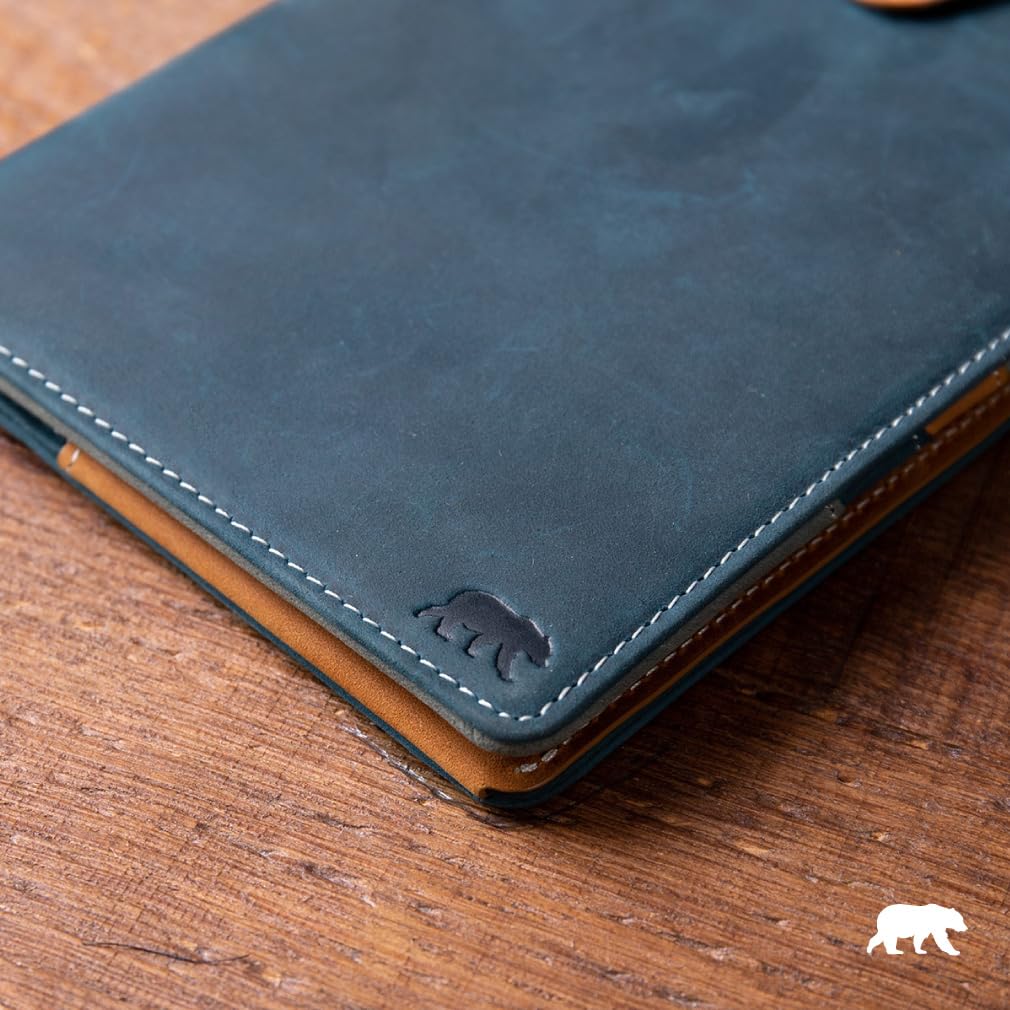 Alaskan MAKER - Passport Schutz aus Vollnarbenleder – Aufbewahrung von Reisepass, Karten & Dokumenten – RFID-Schutz – praktischer Pull-Out-Reißverschluss – Topographische Verarbeitung – kompakt und