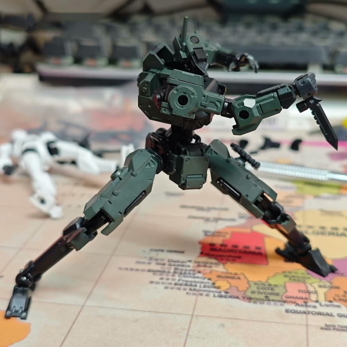 Amazon.co.jp: 酋長大陸 1/18 鋒狼 アーミーグリーン 色分け済み