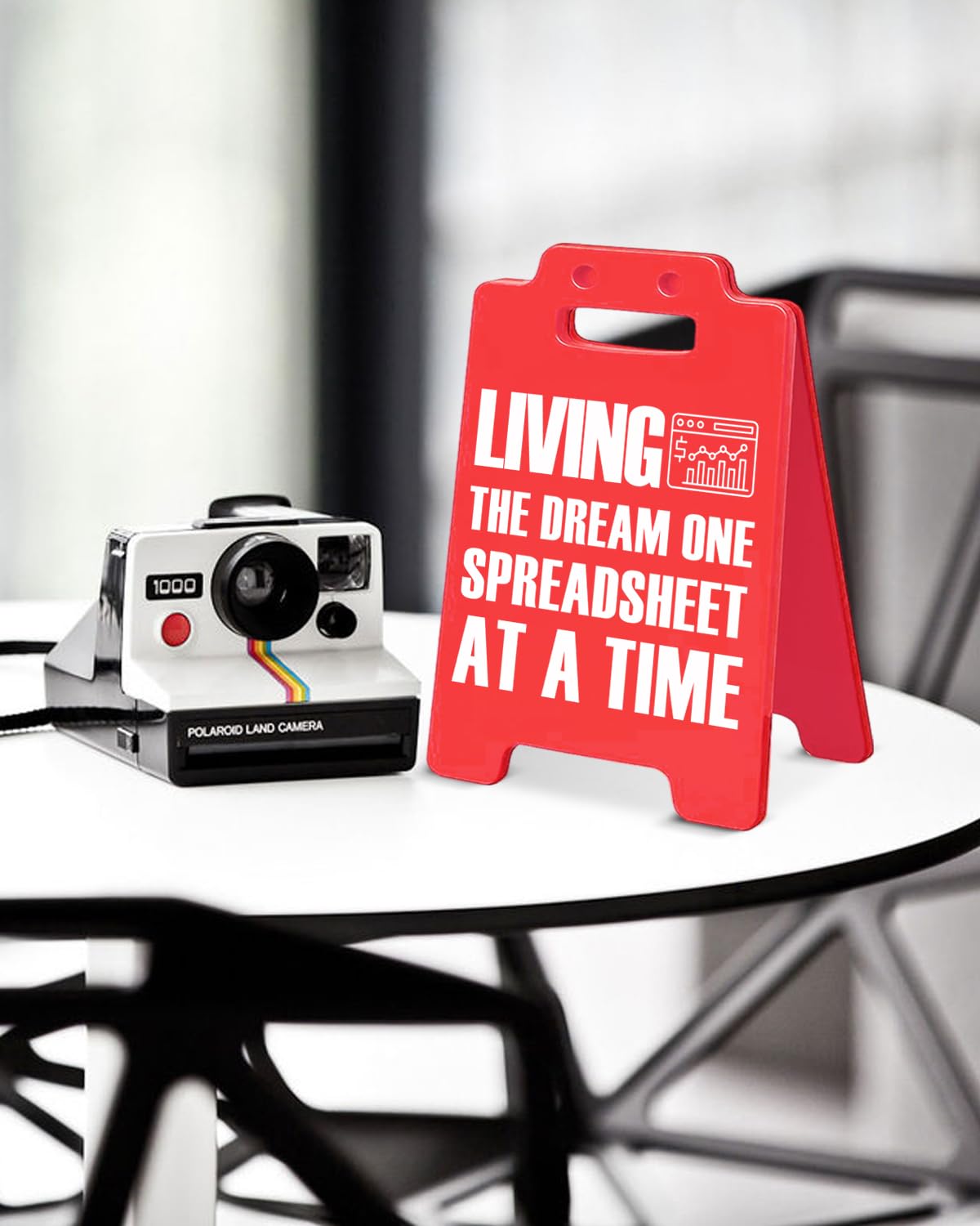 Divertente cartello decorativo per scrivania da ufficio Living the Dream One Spreadsheet at a Time Sign Cubile Decorations Sarcastico Regali per ufficio per contabile collega capo