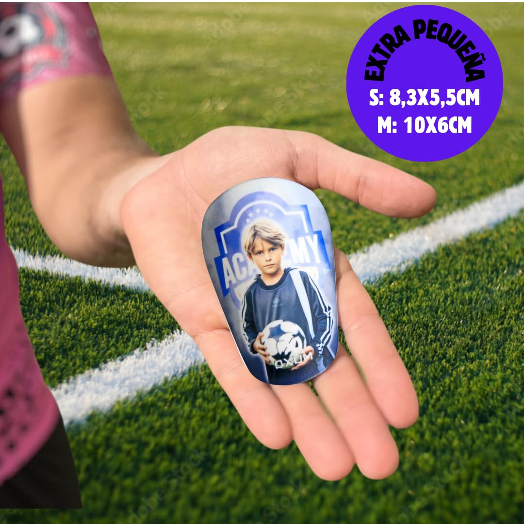 Oxum Sport - Parastinchi da Calcio Personalizzati Mini per Bambini e Adulti - Include Numero, Foto, Nome e Stemma - Sacchettino per parastinchi in omaggio - M 10x6cm / S 8,3x5,5cm