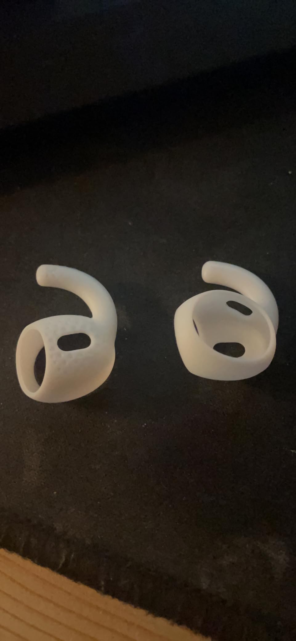 Adhiper Lot de 3 paires de coques de crochets d'oreille pour AirPods 4 [Ne conviennent pas à l'étui de chargement] Crochets d'oreille en silicone antidérapants et anti-chute, compatibles avec AirPods