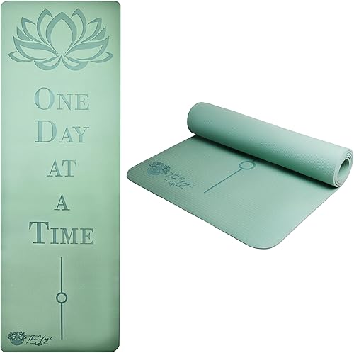 Recovery Lyfe - Esterilla de yoga con grabado "One Day at a Time", Eco TPE antideslizante, verde salvia, 72" x 24" x 0.236 in, esterilla de yoga y