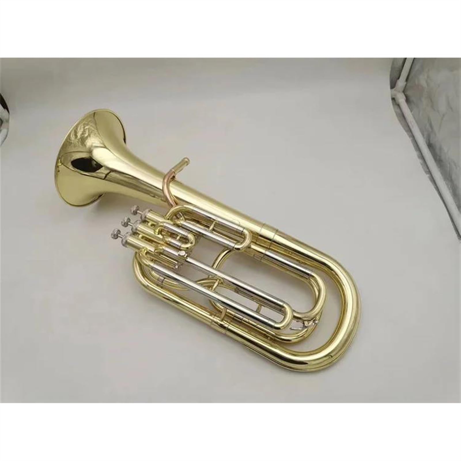 Professionelles euphonium Profesjonalny, Trzyklawiszowy Instrument Eufoniczny Baritono B-flat Tenorowy. Powierzchnia Lakierowana W Kolorze Złotym