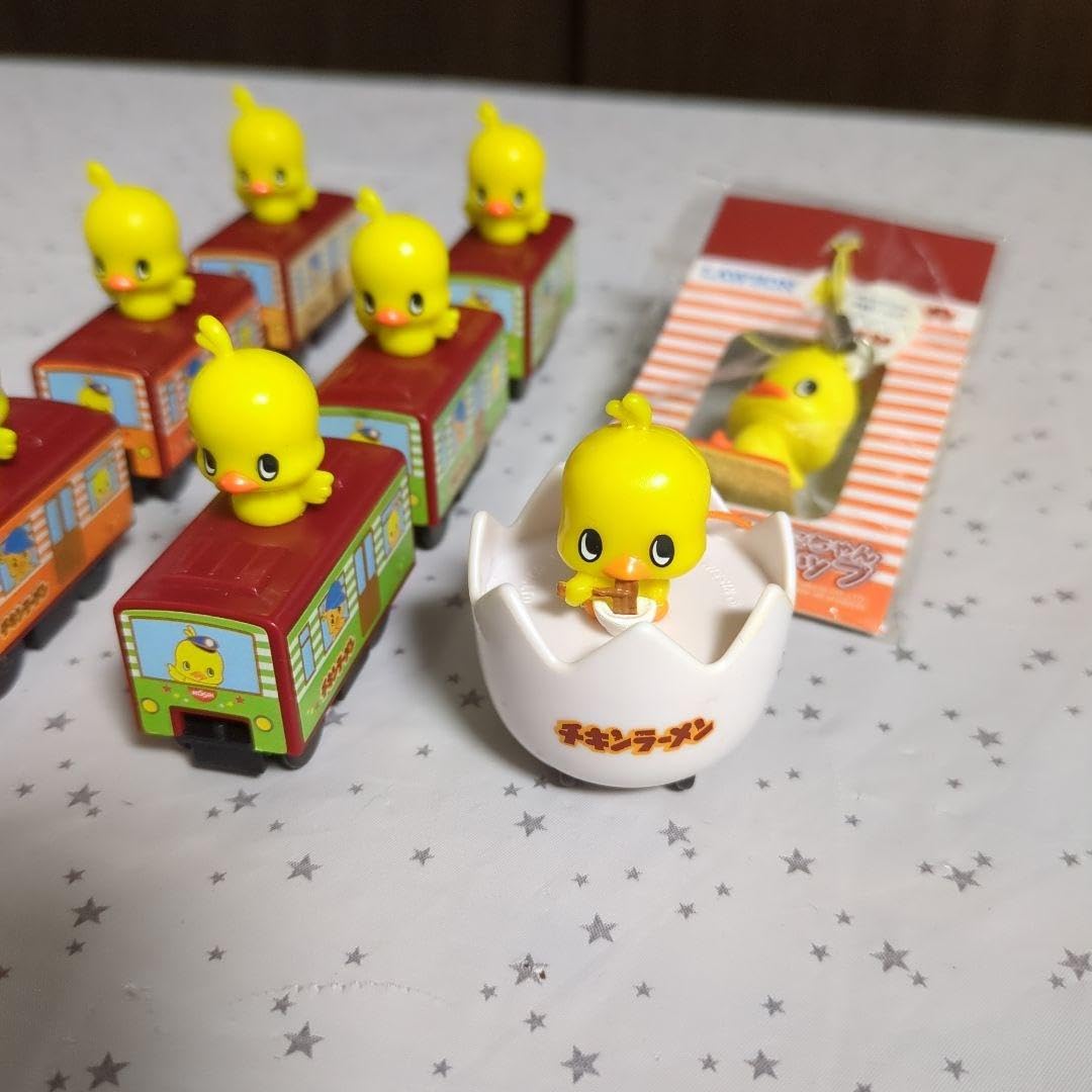 ミニカー 赤い車両 黄色い小鳥 フィギュア付き チキンラーメン キャラクター ミニカー 赤い車両 黄色い小鳥 フィギュア付き チキンラーメン