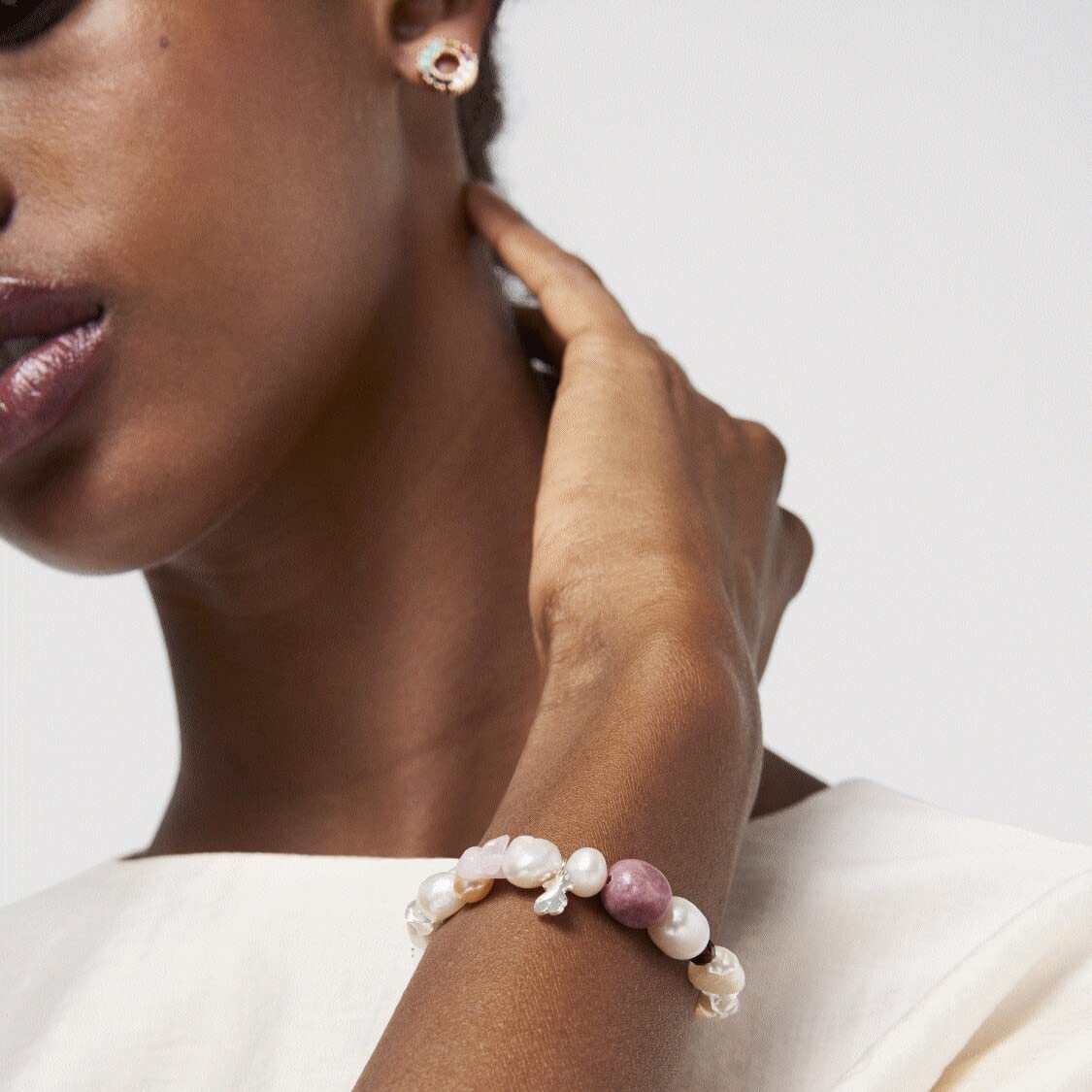 TOUS Pulsera de Perlas, Granate, Rodonita y Cuarzo para Mujer con Motivo de Oso en Plata de Primera Ley, 17,5 cm de Largo, Elegante y Clásica, Colección Pearl