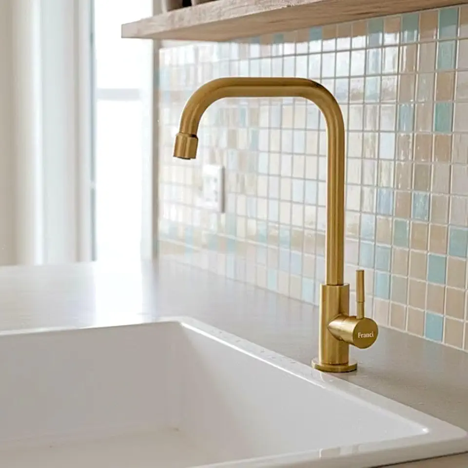 Torneira Bancada Pia Bica Alta Banheiro Lavabo Cozinha Moderna Dourada Giro 360° Água Fria com Arejador Metal Escovado Gourmet