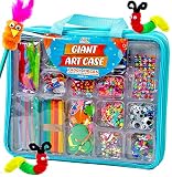 MUCHOS MATERIALES – Sea lo que sea lo que se les ocurra a tus hijos, podrán crear eso y mucho más con estos surtidos materiales para manualidades. El kit incluye perlas, botones, plumas, lentejuelas, limpia pipas, pegatinas de diamantes y muchos más suministros para proyectos divertidos como joyas, animales amigables, arte en 3D, ¡y mucho más!