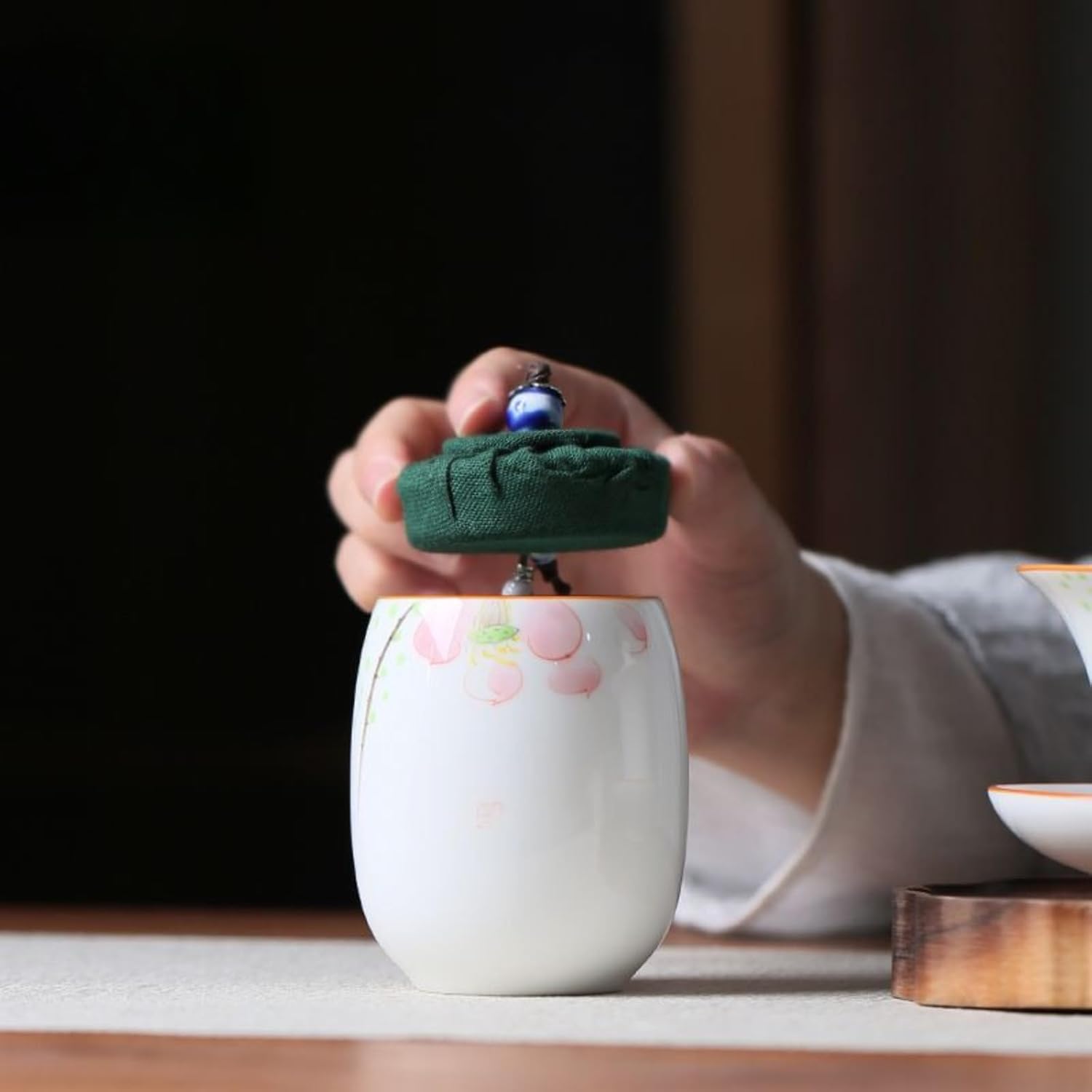 Hand-drawn Ceramics Lotus Tea Canister Household Sealed Storage Tank Portable Tea Storage Jar