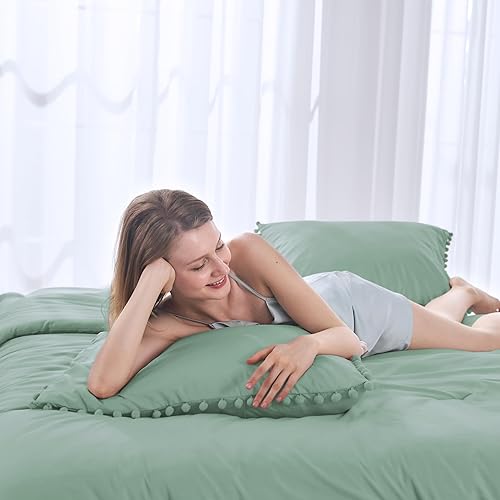 Miniatura 2 de JOLLYVOGUE Juego de edredón King de 3 piezas, ropa de cama verde salvia en una bolsa, juego de ropa de cama bohemio con pompones para todas las