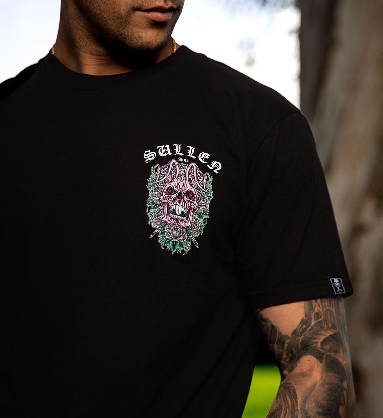 Sullen Herren-T-Shirt mit Totenkopf-Hase 26, Osterkapsel, Tattoo, Lifestyle-Grafik, Premium-Baumwolle, kurzärmelig