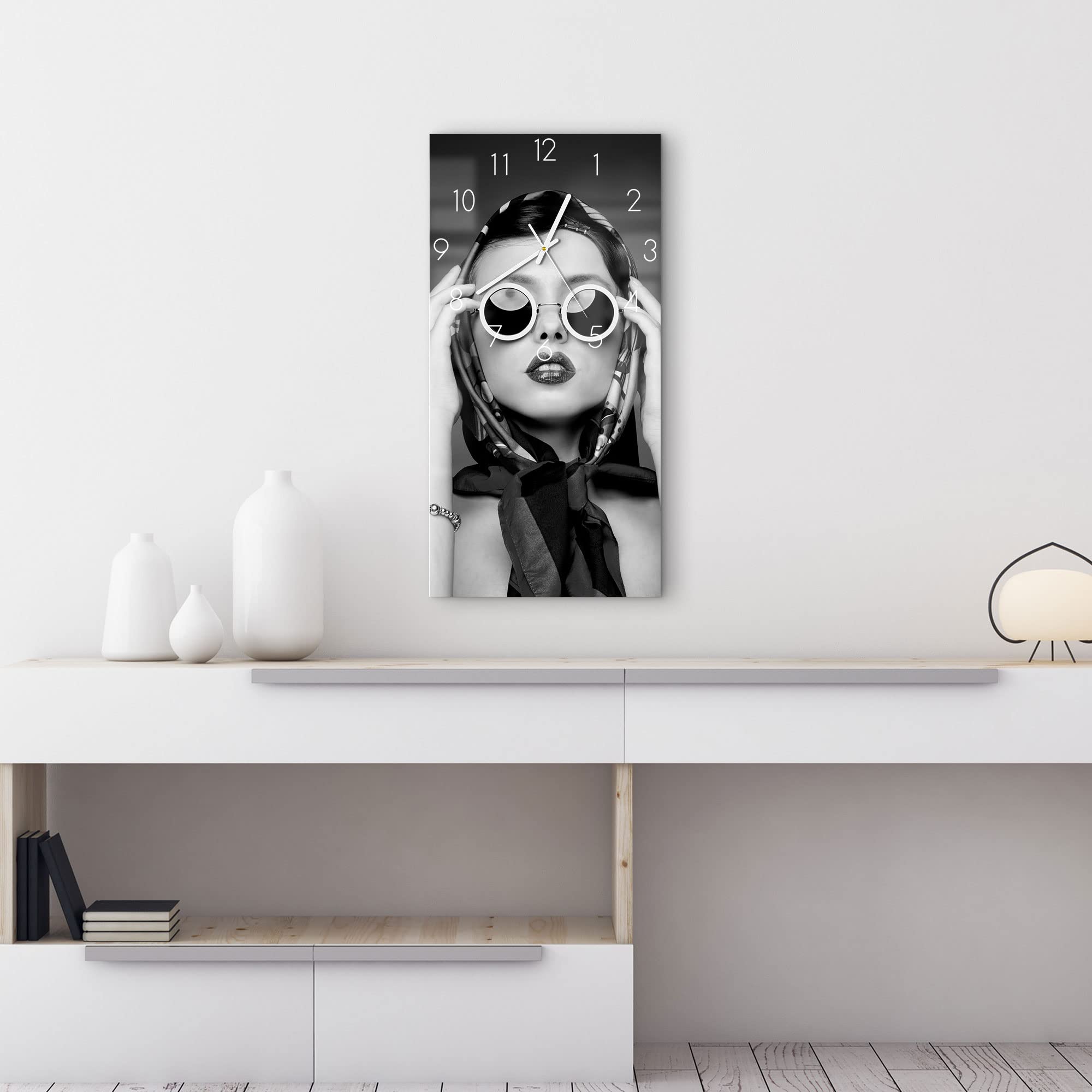DEQORI Szklany zegar | poziomy 30 x 60 cm | motyw młodych kobiet w stylu retro | duży zegar ze szkła | cichy zegar ścienny do salonu i kuchni | nowoczesny zegar przyciągający wzrok na ścianę
