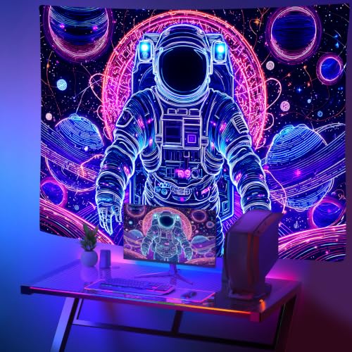 Tenture astronaute lumière noire pour illuminer le salon en soirée
