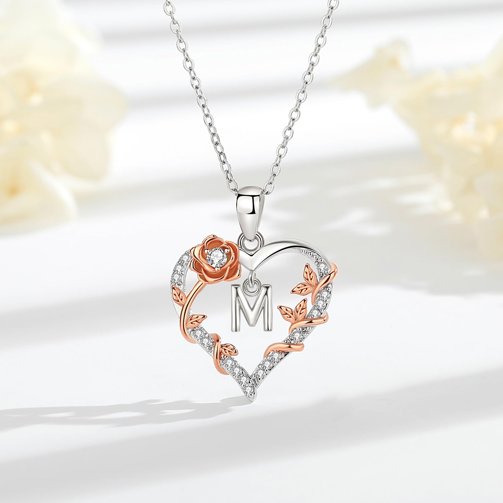 EUDORA Harmony Ball Collana con iniziali a Cuore Rosa per Donne, Lettera dalla A alla Z Collane con Iniziali dell'Alfabeto in Rame Placcato in Rodio Iniziali con Ciondolo Regali di Gioielli, 18"