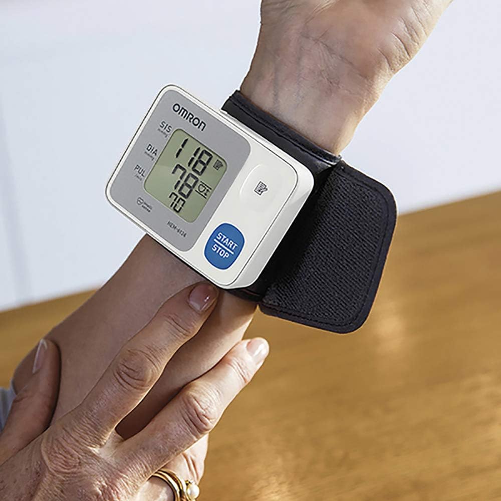 OMRON HEM-6124 im Einsatz am Handgelenk