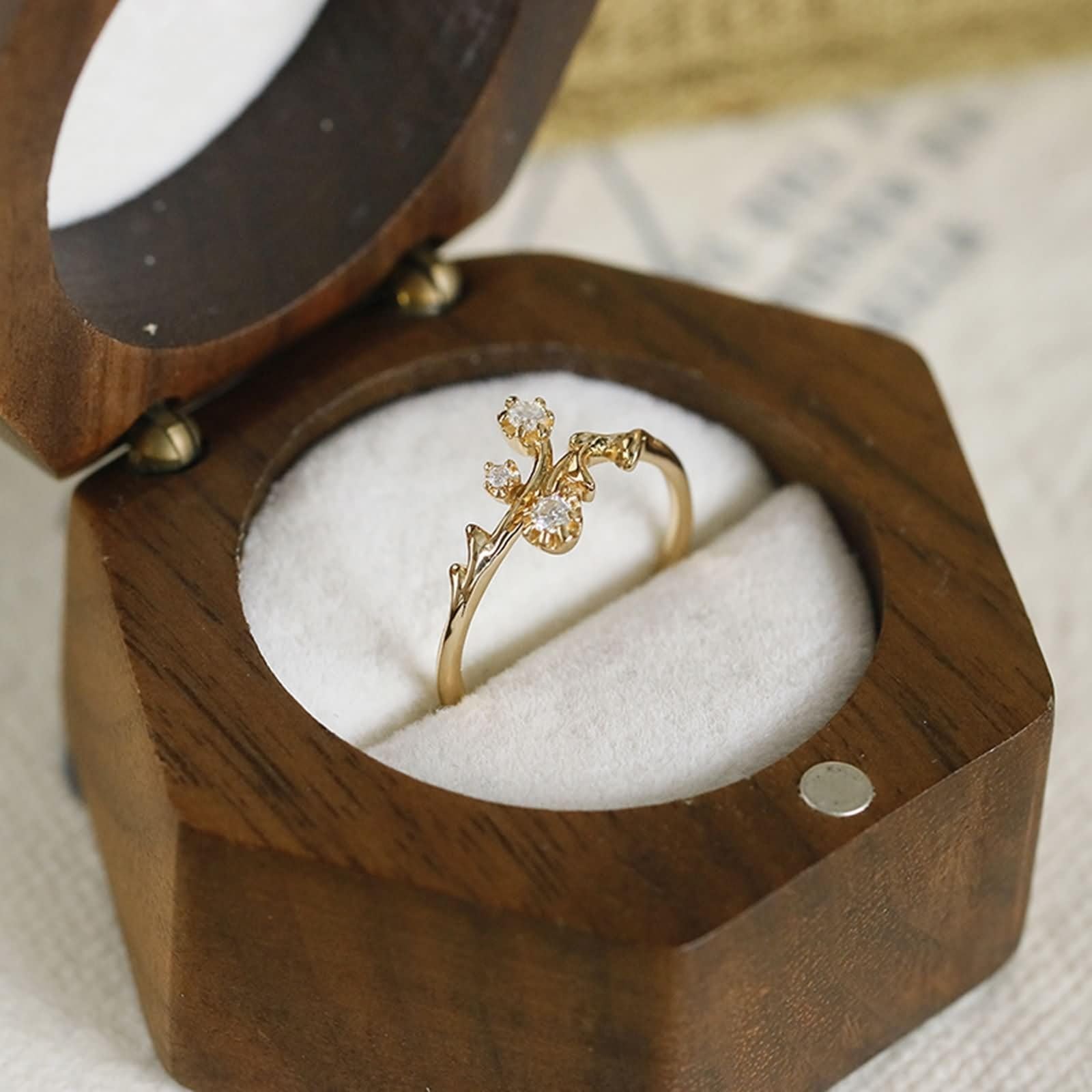 Anillo solitario dorado Au 375/585/750 con moissanita