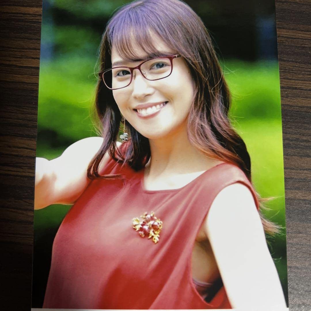 Amazon.co.jp: 鷲見 玲奈 アナウンサー 写真 23枚 スタジオ写真 : おもちゃ