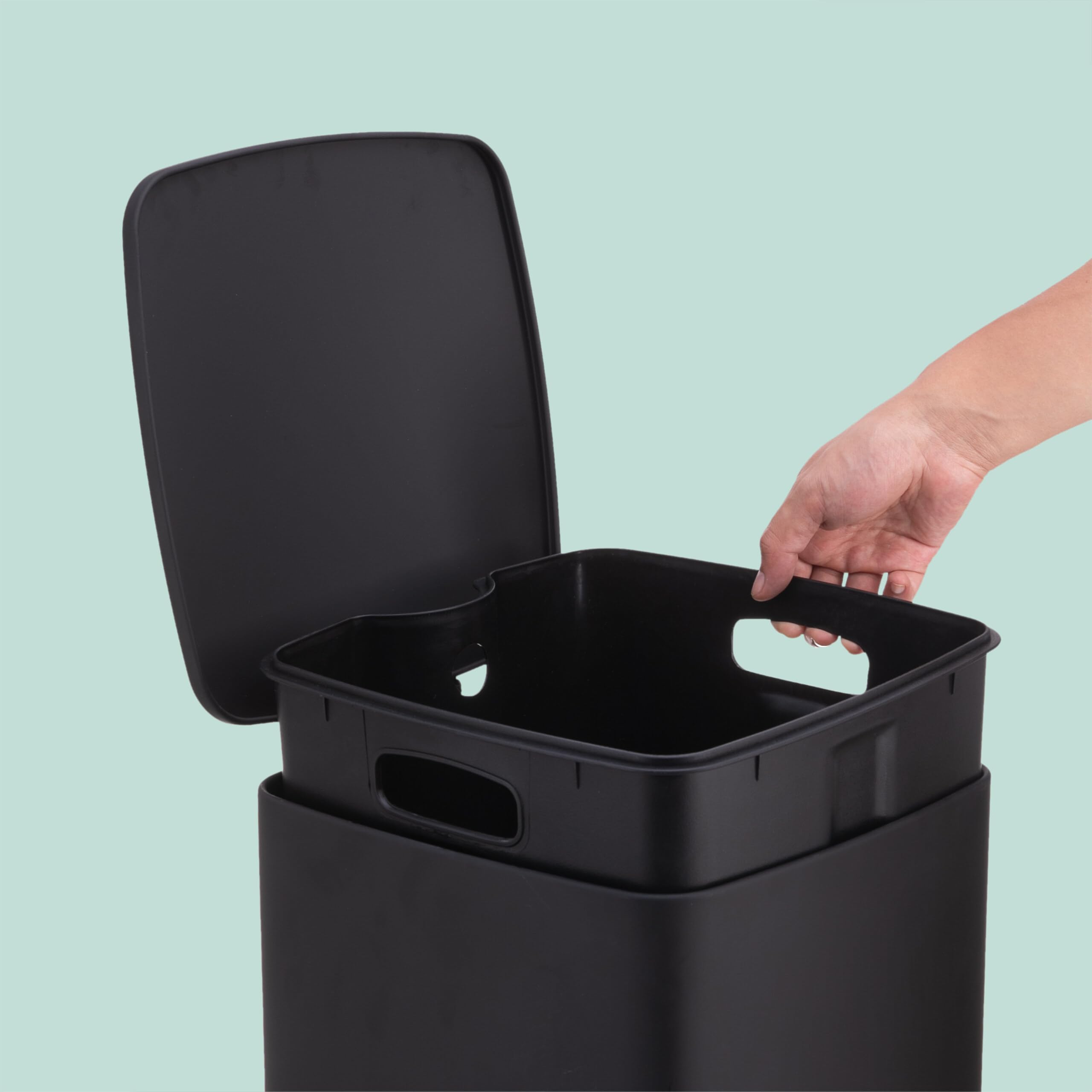 Relaxdays Mülleimer Küche, 30 Liter, Absenkautomatik, entnehmbarer Inneneimer, Mattes Metall, eckiger Treteimer, schwarz