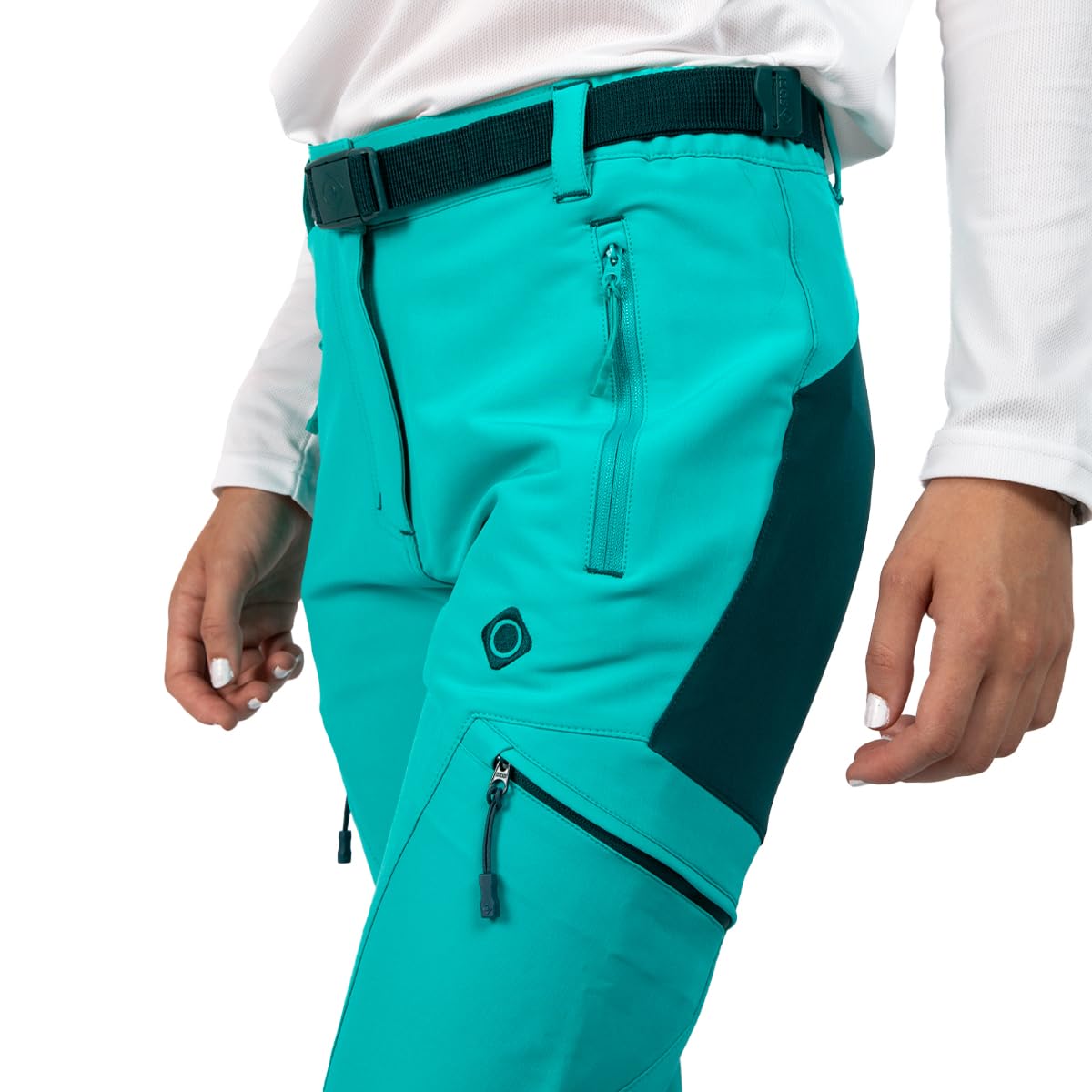 IZAS Baltic W FW Pantalone da Montagna da Donna. Tessuto Mount-Stretch Impermeabile, Traspirante ed Elasticizzato. Vita Elastica e Cintura. Ginocchia Preformate. Tasche con Cerniera. Medium Fit