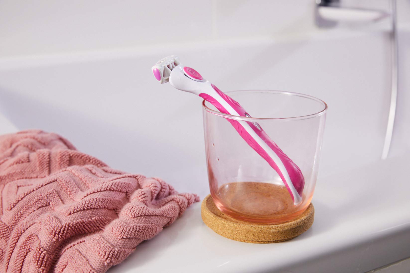 Wilkinson Sword - Quattro For Women [Pack XXL] Zawiera: 1 x Damska maszynka do depilacji + 6 wkładów wymiennych z 4 ostrzami z paskiem do smarowania aloesu i witaminą E