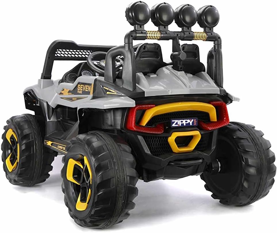 Imagem traseira de um carro de brinquedo em fundo branco.