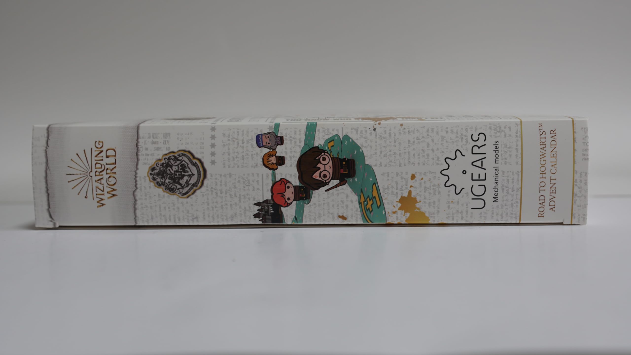 UGEARS Harry Potter Calendrier de l'Avent 2025 - Road to Hogwarts Puzzle 3D Bois pour Adultes avec 16 Figurines, 60 Pièces de Plateau de Jeu, 24 Enveloppes Secrètes - Maquette en Bois a Construire
