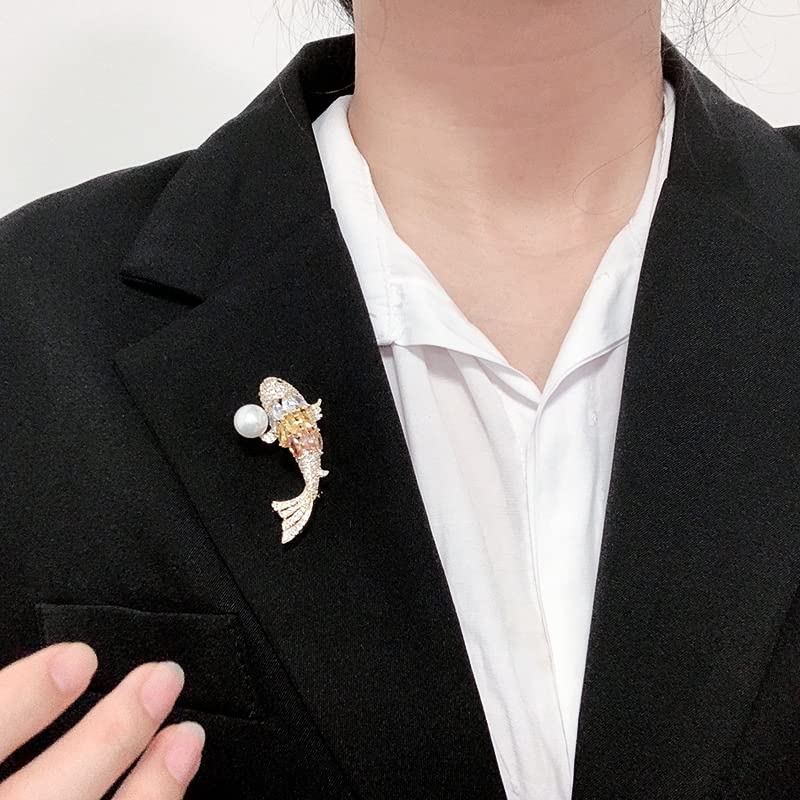 Broche poisson pour pull en maille idéale lors d'un rendez-vous professionnel - 2