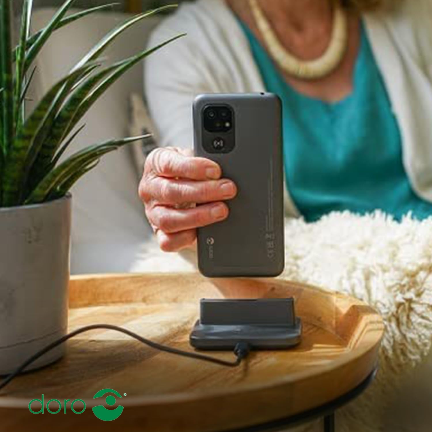Doro 8100 Plus 4G Smartphone Android Seniores - Teléfono Móvil para Mayores - Fácil - Resistente al Agua - Triple Cámara 13MP - Pantalla 6.1" - Botón SOS - GPS - 2GB +32GB - Base Carga - Funda