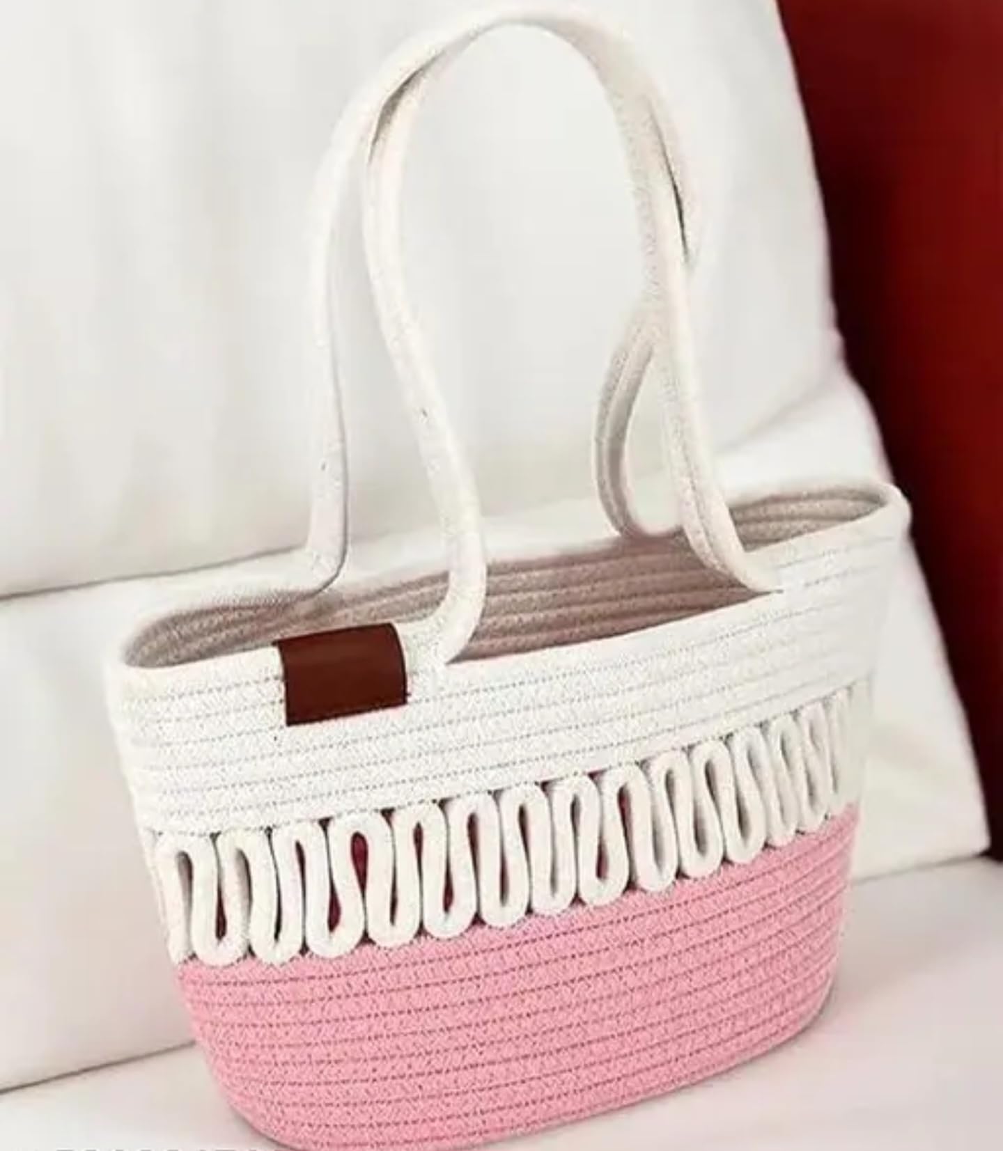Panier en corde de coton tressé avec poignées intégrées et motif boucle blanc et rose