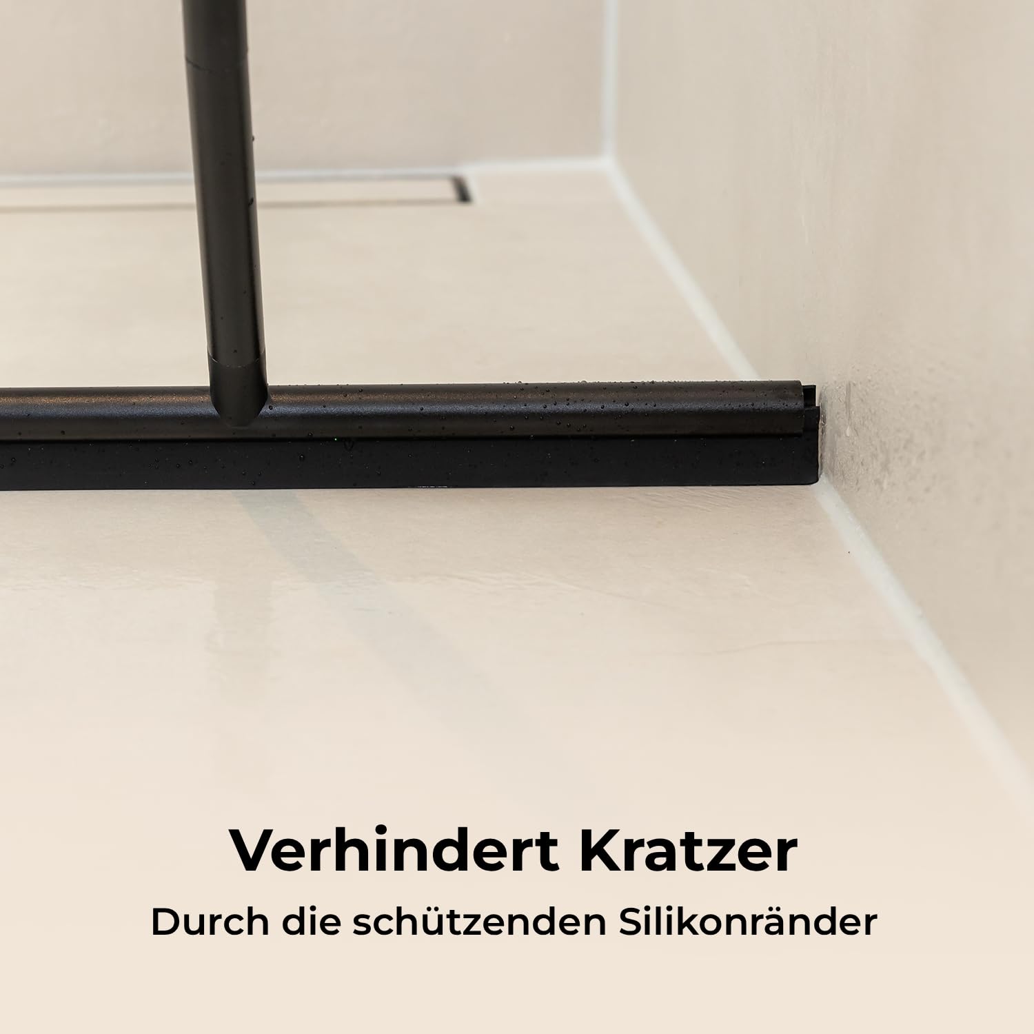 Sanova Bodenabzieher mit Stiel 136 cm – Wasserschieber Boden Schwarz – Duschabzieher Langer Stiel aus Edelstahl Aluminium & Silikon – Mit Wandhalter