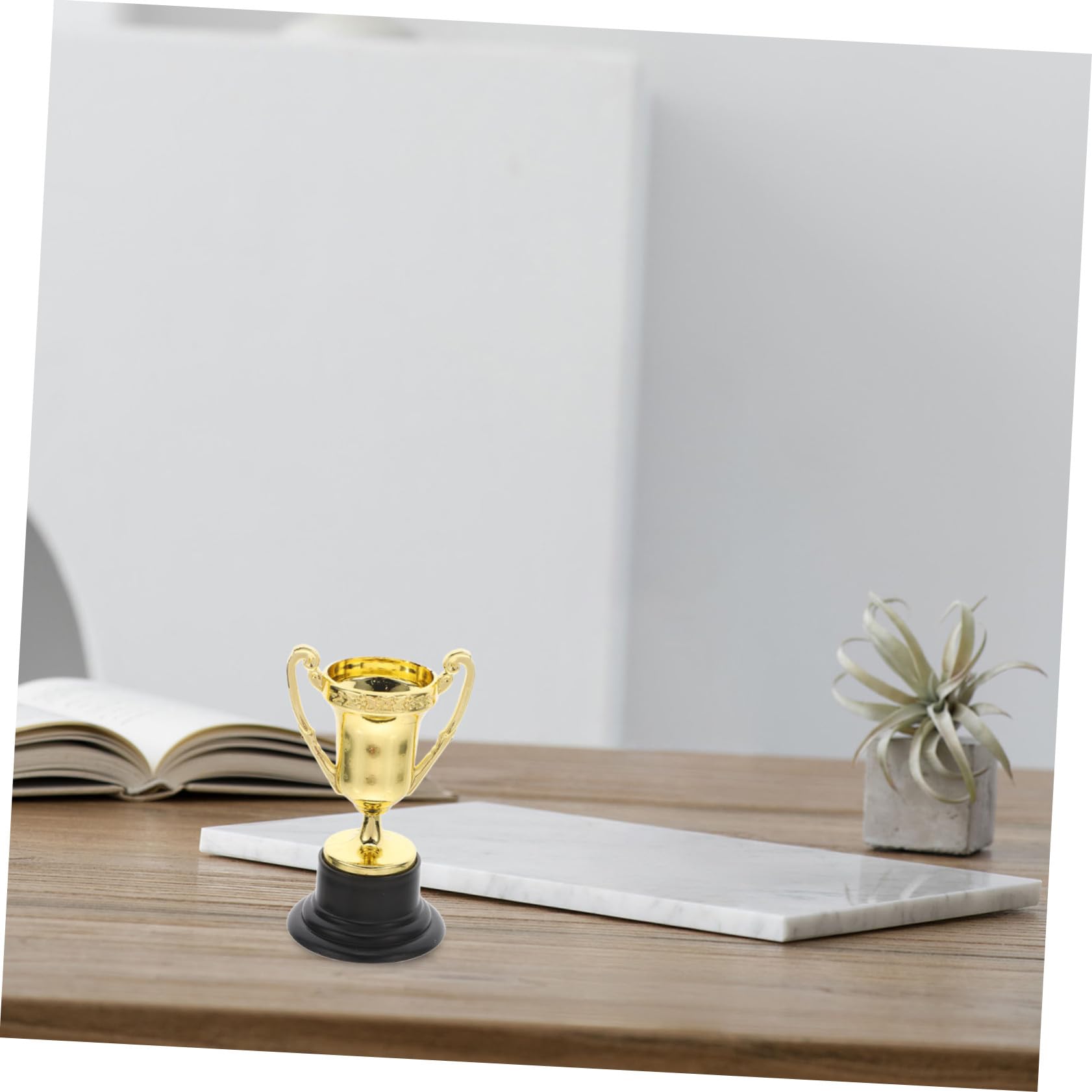 30 Goldene Kleiner Pokale aus Kunststoff für Kinder als Belohnung | Klassische Trophäenform mit Glatter, Glänzender Oberfläche, 30 Stück, Passend für Klassenraum und Sportbankett