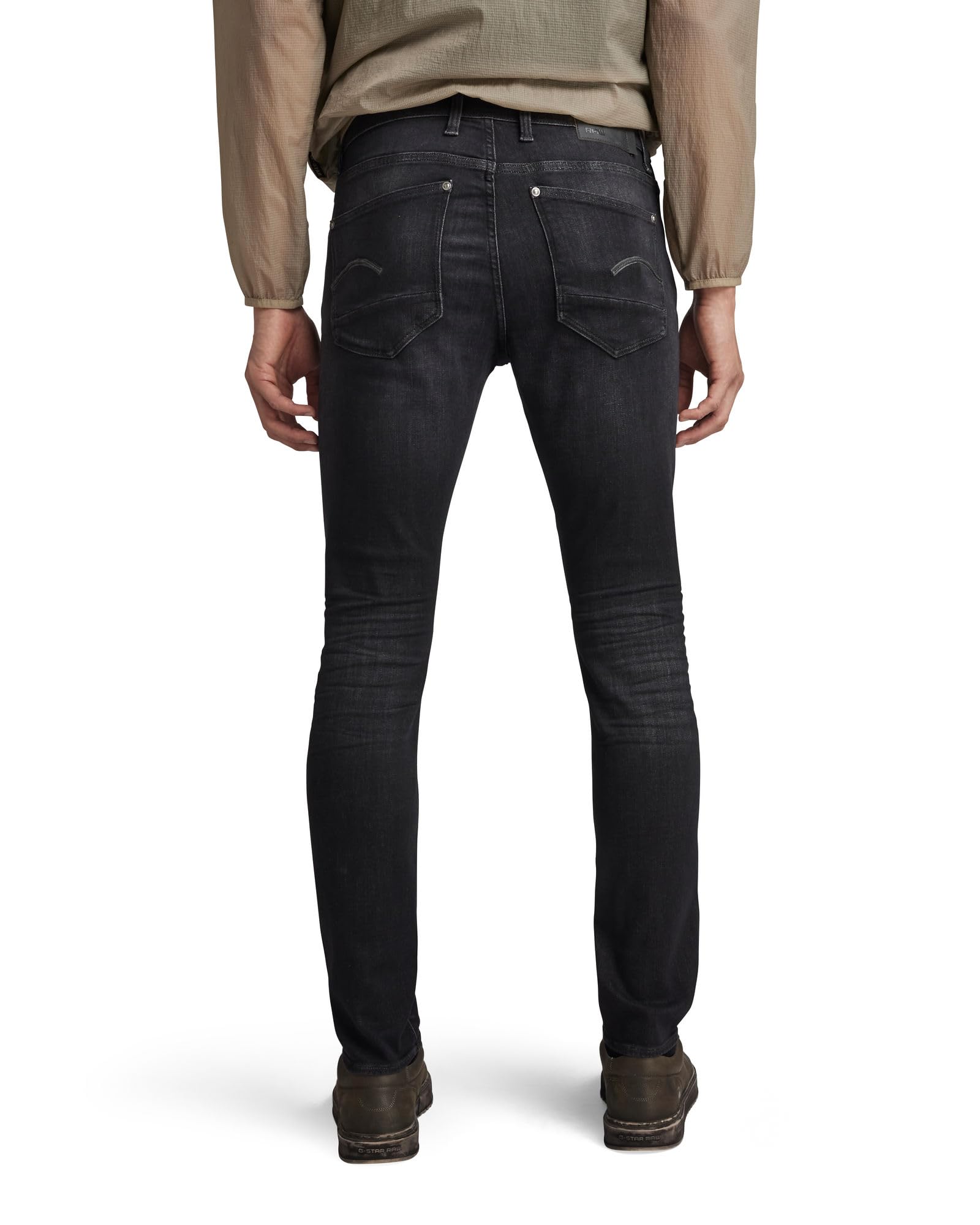 Primer plano del tejido y la costura de los vaqueros G-STAR Hombre Revend Skinny.