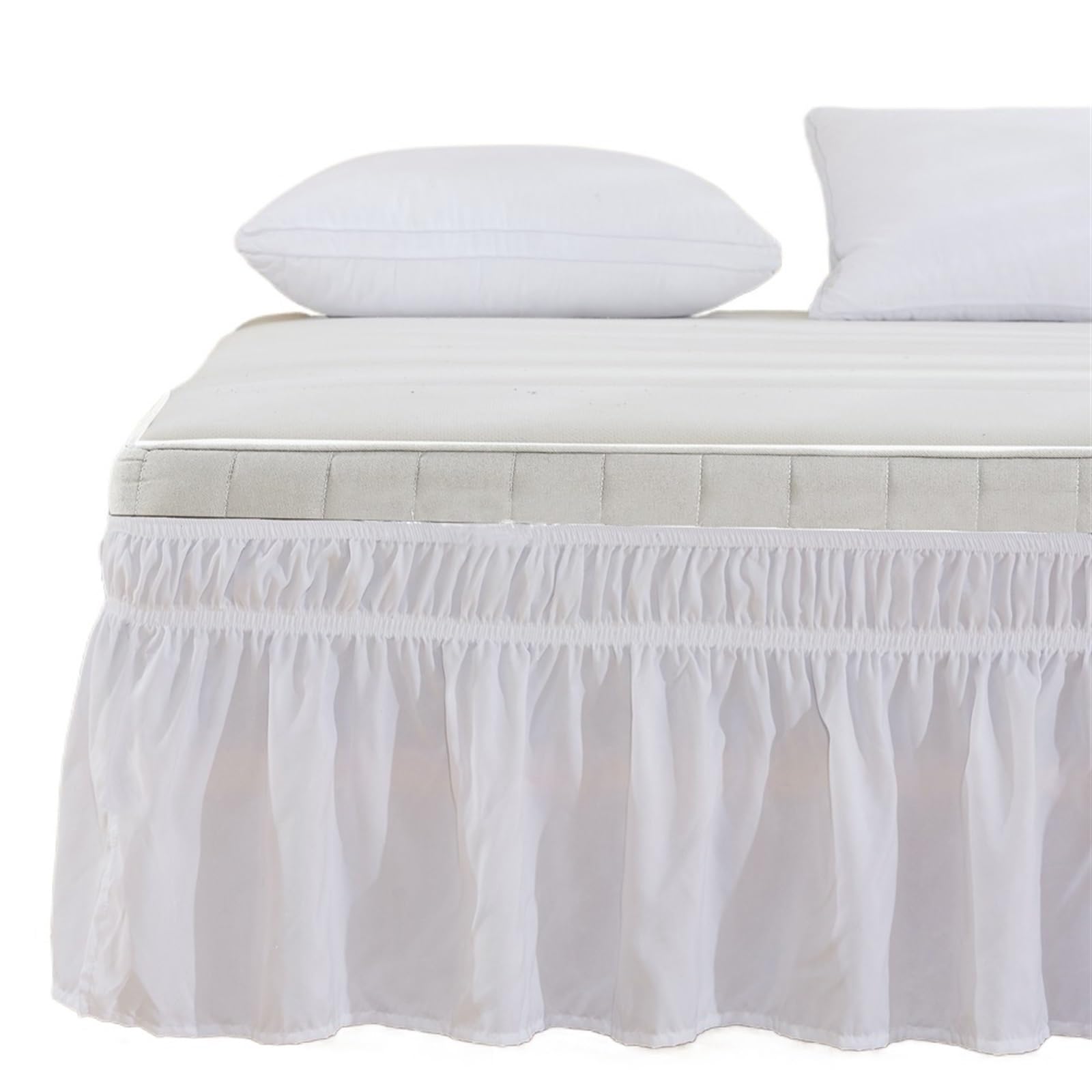 Cubre somier elástico blanco con volantes para un dormitorio ordenado y acogedor