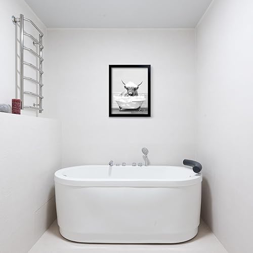 Vista 24 de Divertido arte de pared enmarcado de vaca de las tierras altas en bañera, lienzo blanco y negro, impresiones artísticas de pared de vaca, decoración